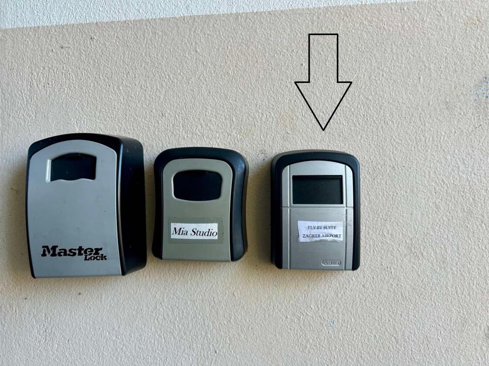 Fly By Suite - Zagreb Airport - 0-24H Self Check In&Out - Parking On Site Velika Gorica Exterior foto